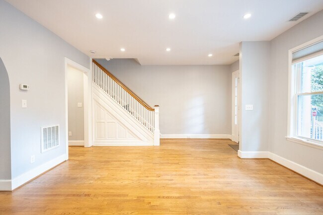 Building Photo - Stunning 3 BR/2 BA Apartment in Petworth!