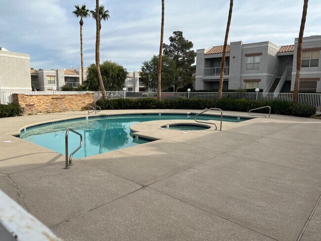Foto del edificio - 6800 E Lake Mead Blvd