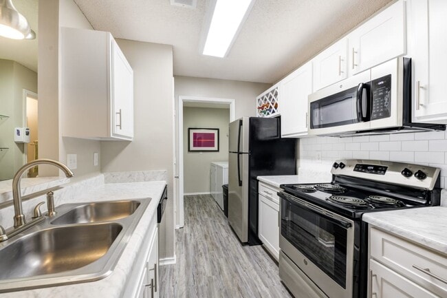 Building Photo - Crestview at Oakleigh Apartments