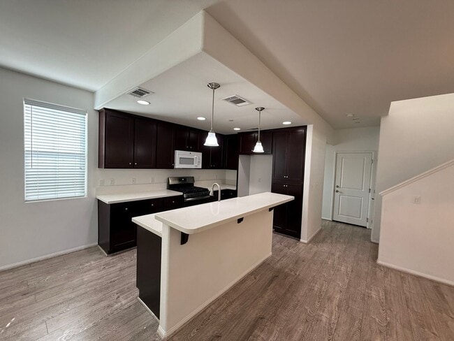 Building Photo - Newer 3 Bedroom Home! Near shops and restaurants!