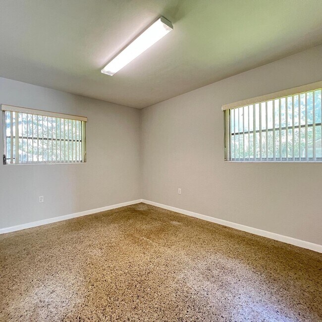 Foto del edificio - *Charming 2-Bedroom Bungalow with Fenced Backyard*