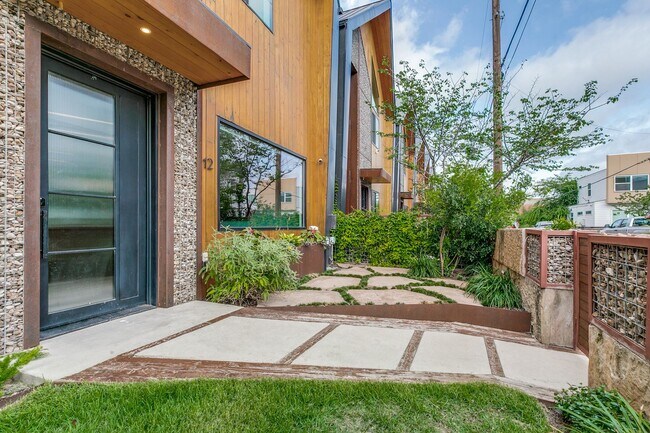 Foto del edificio - LUXURY TOWNHOME IN LONE STAR DISTRICT
