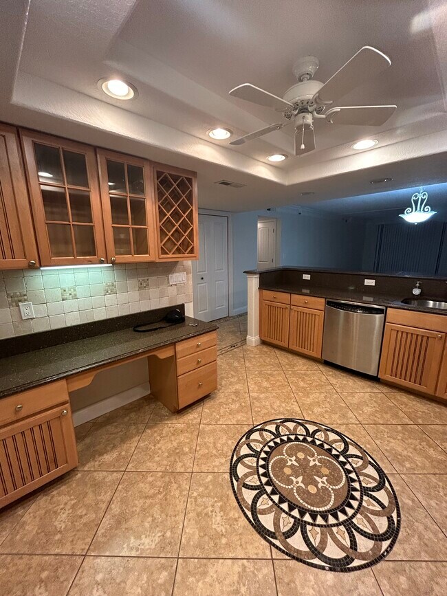 Cocina con opción a escritorio y botellero. - 19111 Vista Bay Dr