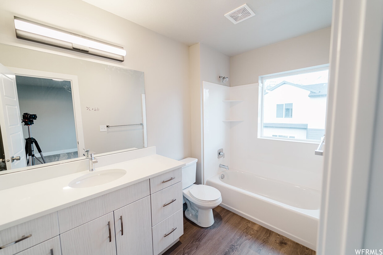 Building Photo - 665 E 730 N