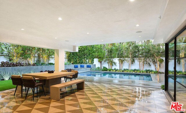 Foto del edificio - 1845 Franklin Canyon Dr