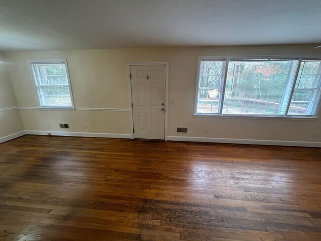 Foto del edificio - 4534 Oakwood Dr