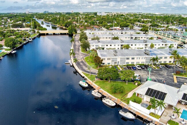 Foto del edificio - 140 Cypress Club Dr