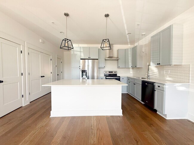 Foto del edificio - Spacious 4-Bedroom Home Near Tennessee Tech with Pool Access and Pet-Friendly Living