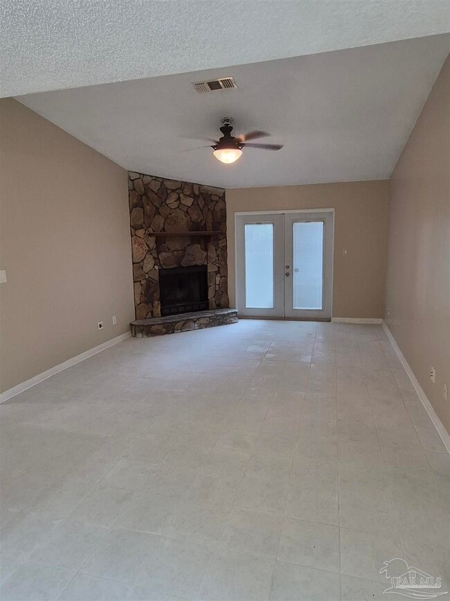Building Photo - 537 Petros Cir