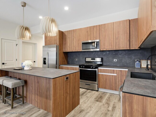 Foto del edificio - 760 E Irving Park Rd