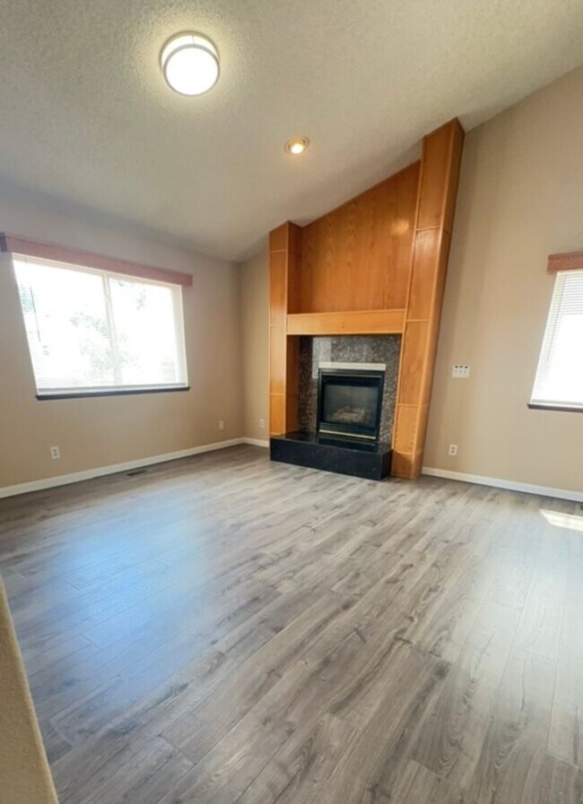 Building Photo - Spacious Antelope Meadows 5BD Home in Nort...