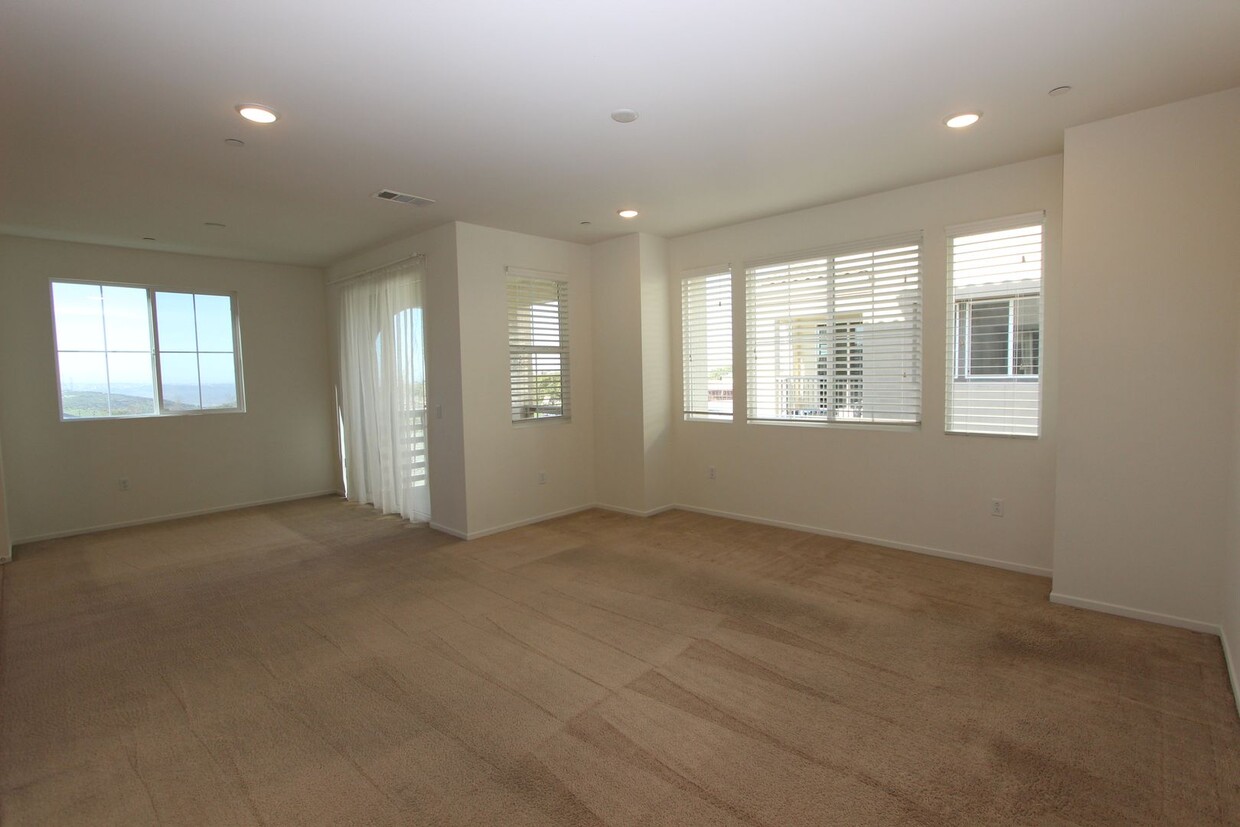 Primary Photo - Large 3 bedroom 2.5 bathroom home availabl...