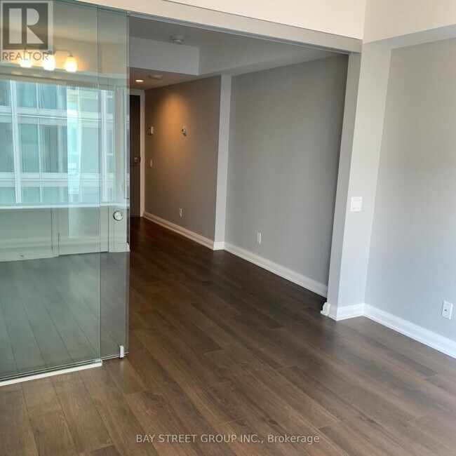 Photo du bâtiment - 155-2155 Yorkville Ave