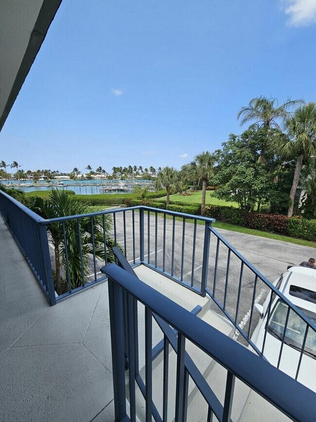 Foto del edificio - 755 Saturn St