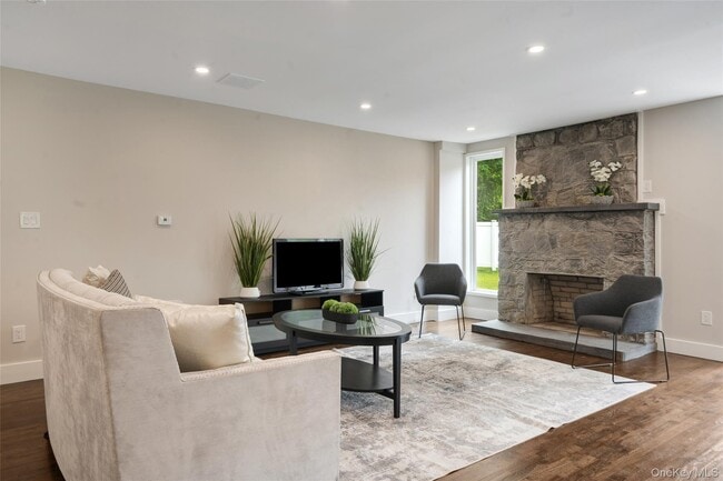 Building Photo - 390 E Main St