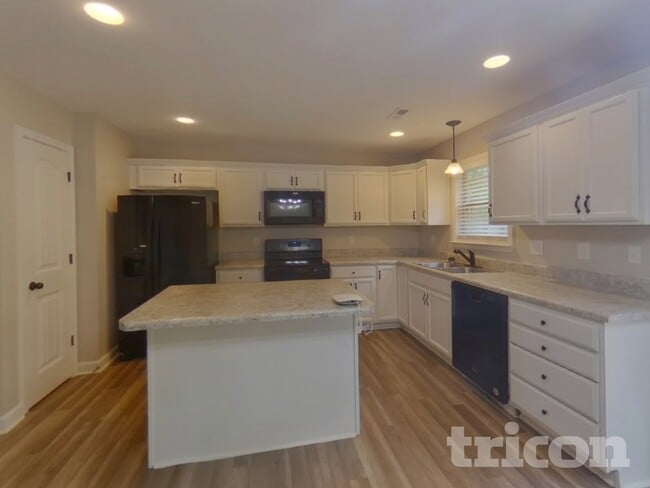 Foto del edificio - 456 Blairwood Ct