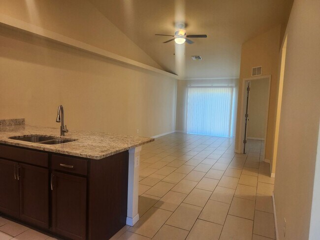 Foto del edificio - 3 bedroom 2 bath 1 car garage