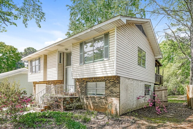 Building Photo - 2524 Daly Dr