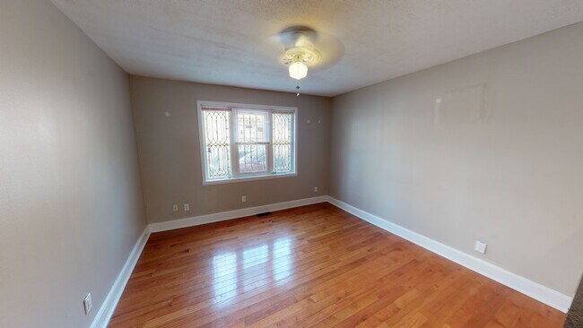 Building Photo - 342 Catharine St