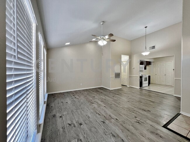 Building Photo - Cute 2/2 Duplex in Cedar Hill For Rent!