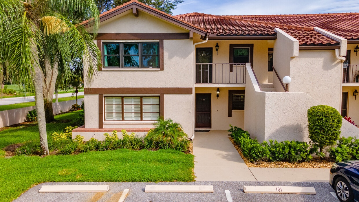 Photo - 5640 Golf Pointe Dr (Sarasota, FL)