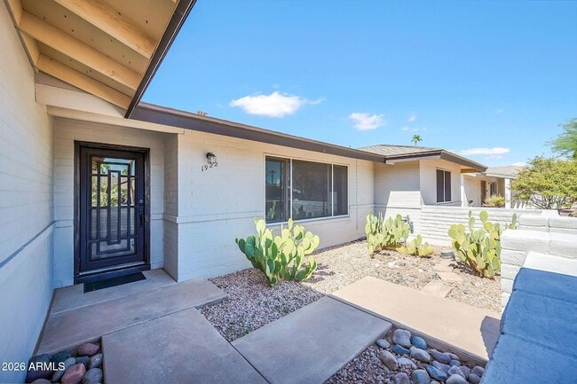 Building Photo - 1922 E Laguna Dr