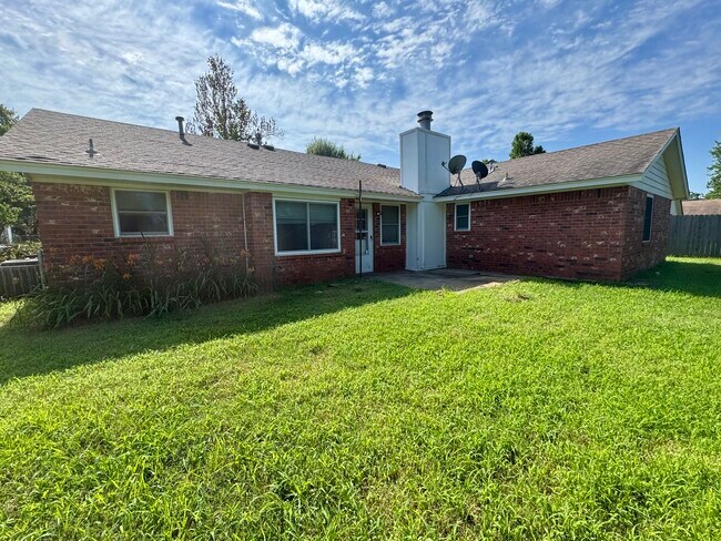 Building Photo - 915 Oak Hill Rd