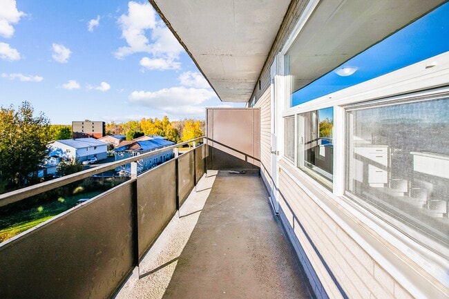 Balcony - Lake Street Apartments