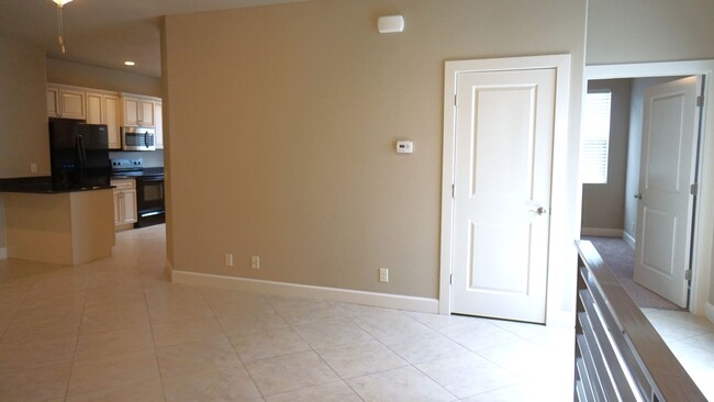 Building Photo - 3 Bed 2.5 Bath Duplex!