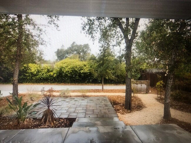 Foto del edificio - 540 S Cloverdale Blvd