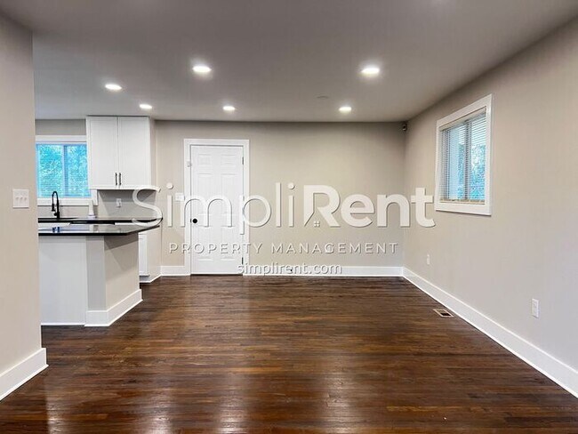 Foto del edificio - FULLY RENOVATED! 3 Bdrm / 1 Bath - 1st Month FREE with a 13 mo lease