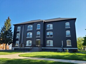 Building Photo - 917 Pearl St
