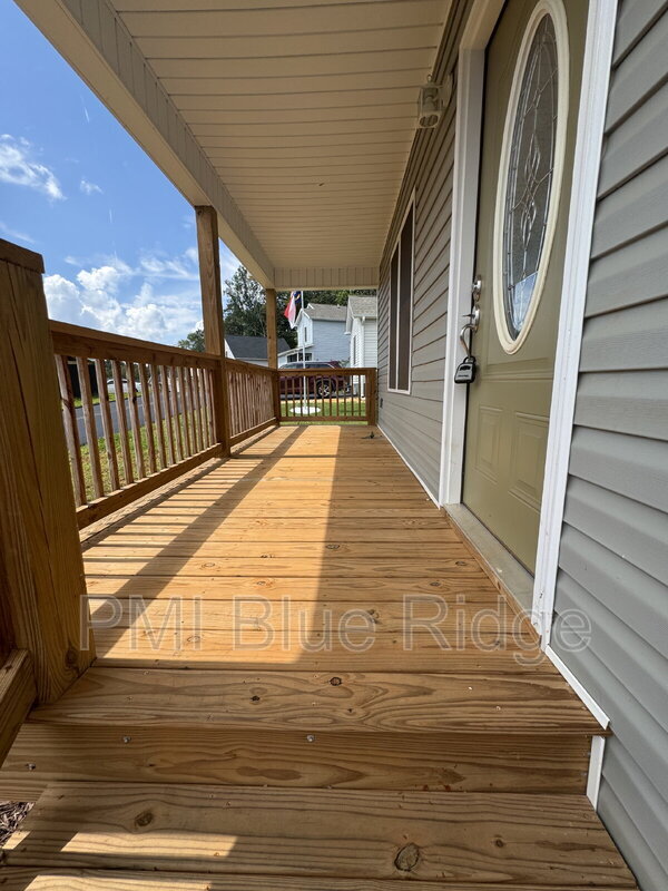 Building Photo - 321 Quinn Hill Ln