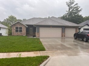Building Photo - 652 W Brk Holw Rd