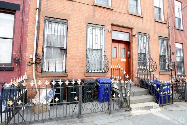 Building Photo - 663 Henry St
