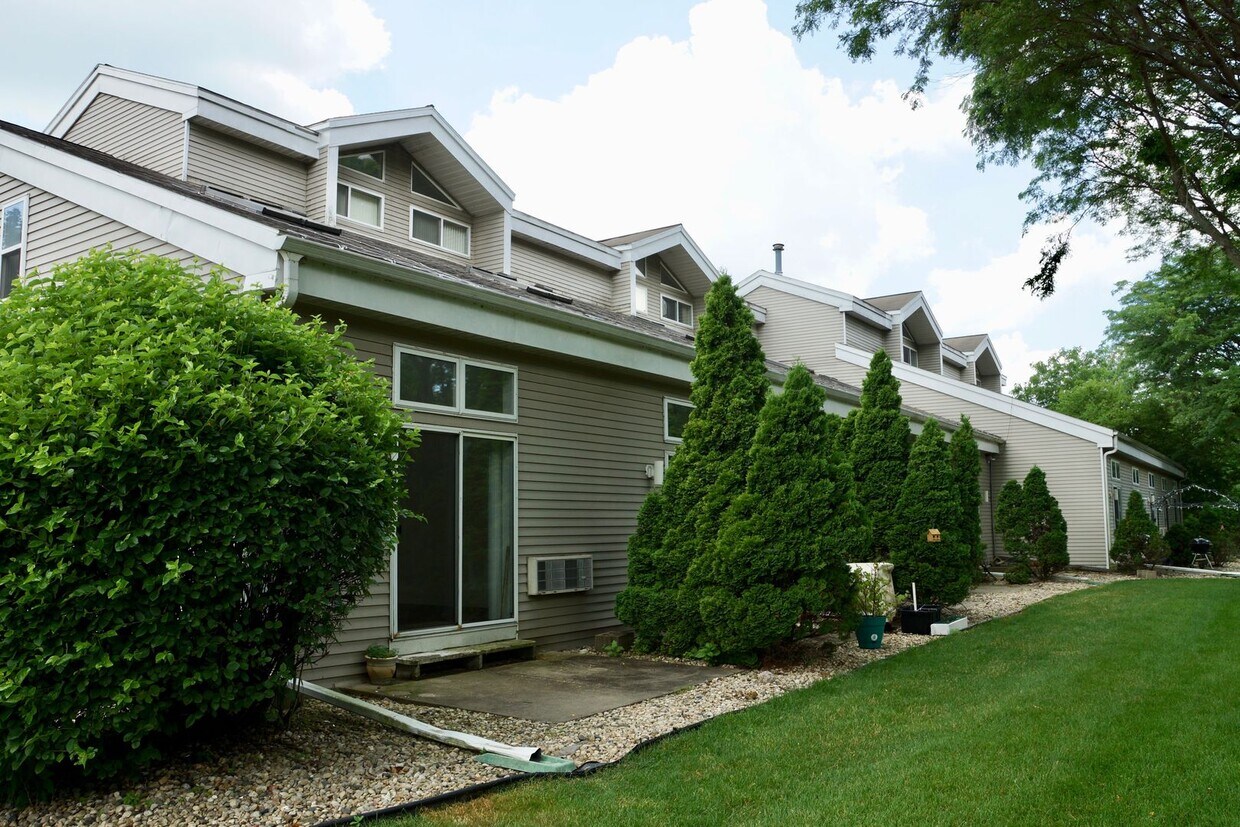Primary Photo - Great Arboretum location - lofted units - ...