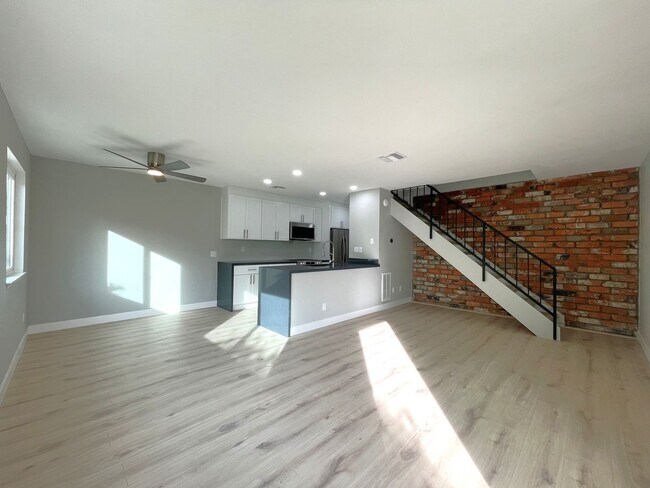 Foto del edificio - AVAILABLE NOW!! COMPLETELY REMODELED 2 Bed...