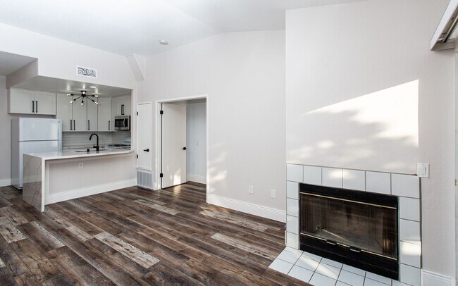 Foto del edificio - Upper Level 3 Bedroom, 2 Bath Condo!