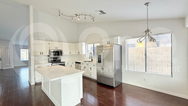 Foto del edificio - 307 N Red Rock St