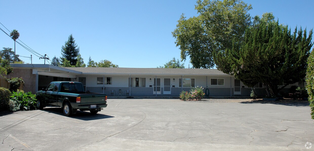 Building Photo - 1515 Lynn Ct