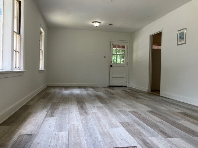 Building Photo - 1571 E Octavia Dr