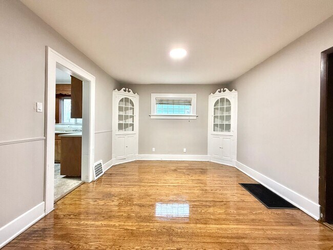 Building Photo - 4 Bedroom House