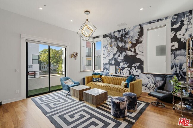 Foto del edificio - 12911 Bluff Creek Dr