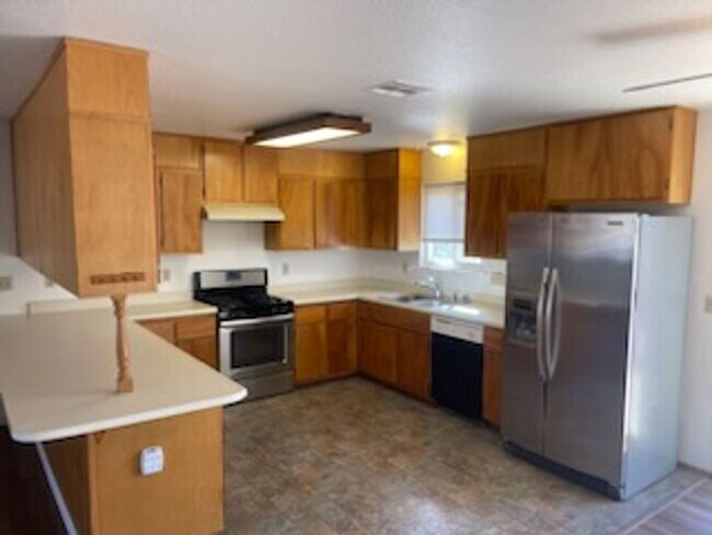 Building Photo - 3 Bedroom home in beautiful Lake California