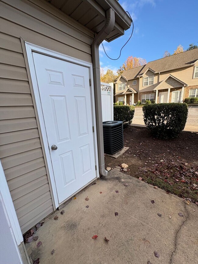 Foto del edificio - Cute 2 Bedroom Townhouse Near Furman and C...