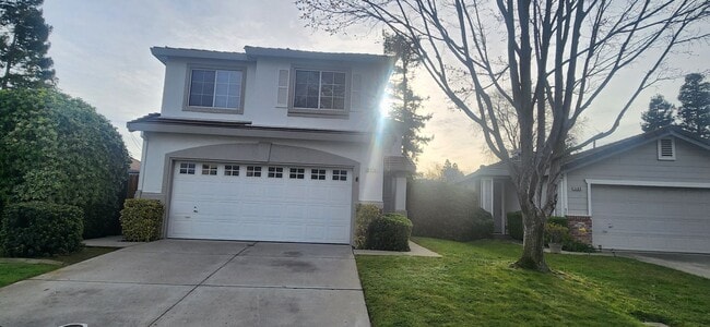 Building Photo - 3 Bedroom 2.5 bsthroom home in Gated Elk Grove Communtiy