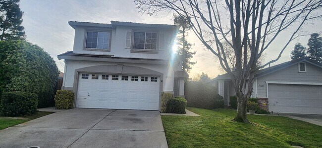 Foto del edificio - 3 Bedroom 2.5 bsthroom home in Gated Elk Grove Communtiy
