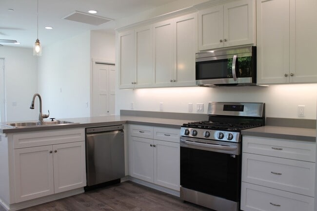 Foto del edificio - New and clean rear unit in duplex