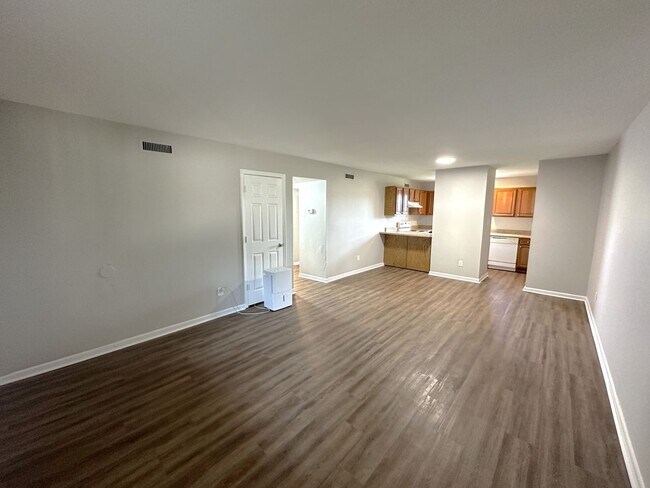 Foto del edificio - MODERN 2/1 TWN 2nd Story Unit w/ Washer/Dr...