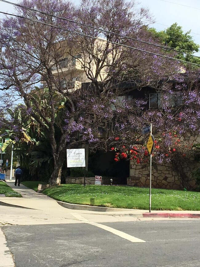 Building Photo - 646 S Barrington Ave